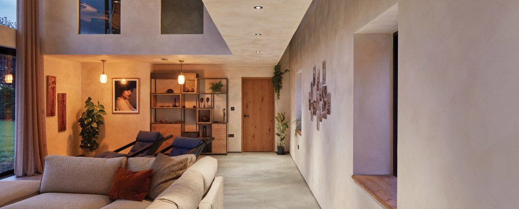 1901-GrandDesigns-FoxesMaltings-Lounge02 cropped